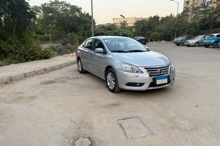 Sentra Nissan فضي