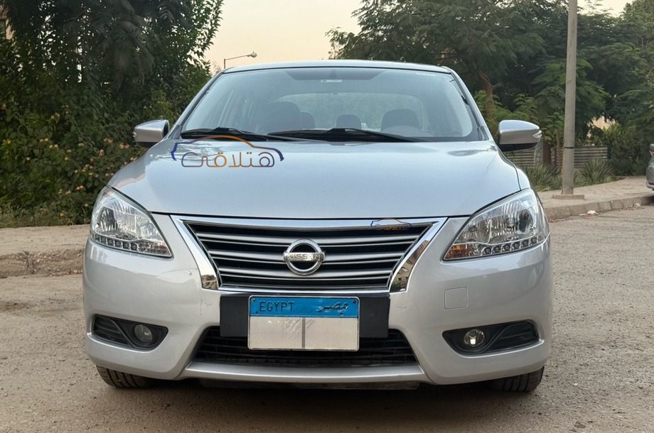 Sentra Nissan فضي