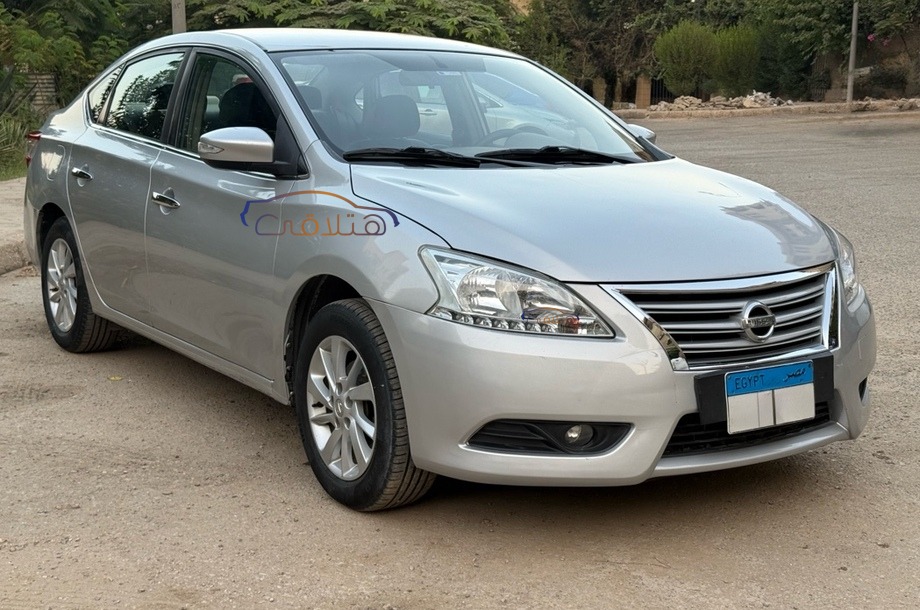 Sentra Nissan فضي