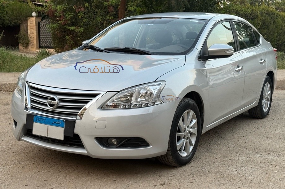 Sentra Nissan فضي