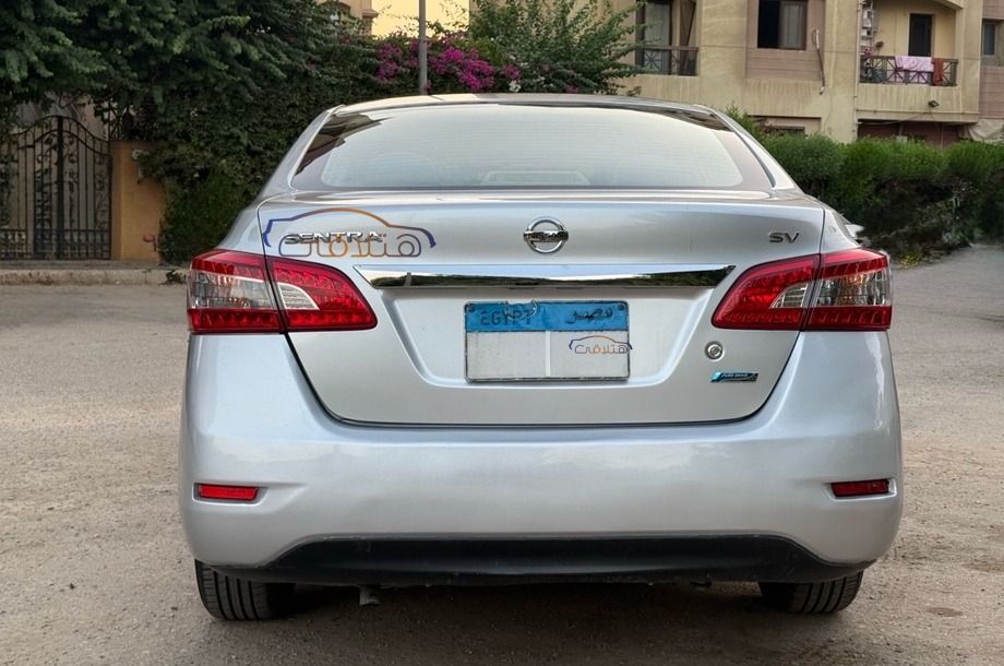Sentra Nissan فضي