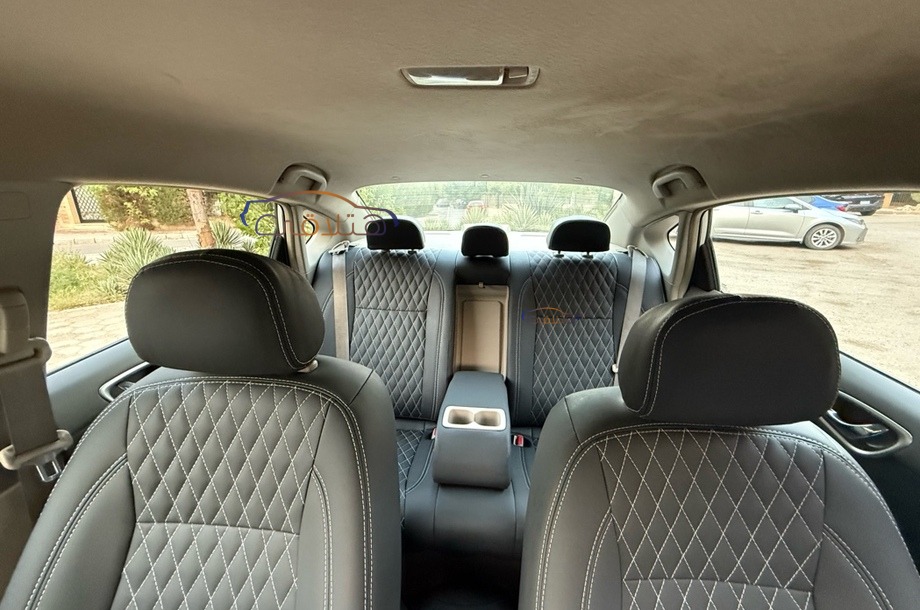 Sentra Nissan فضي