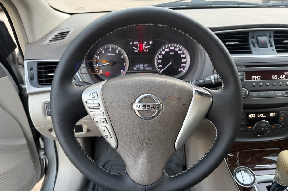 Sentra Nissan فضي