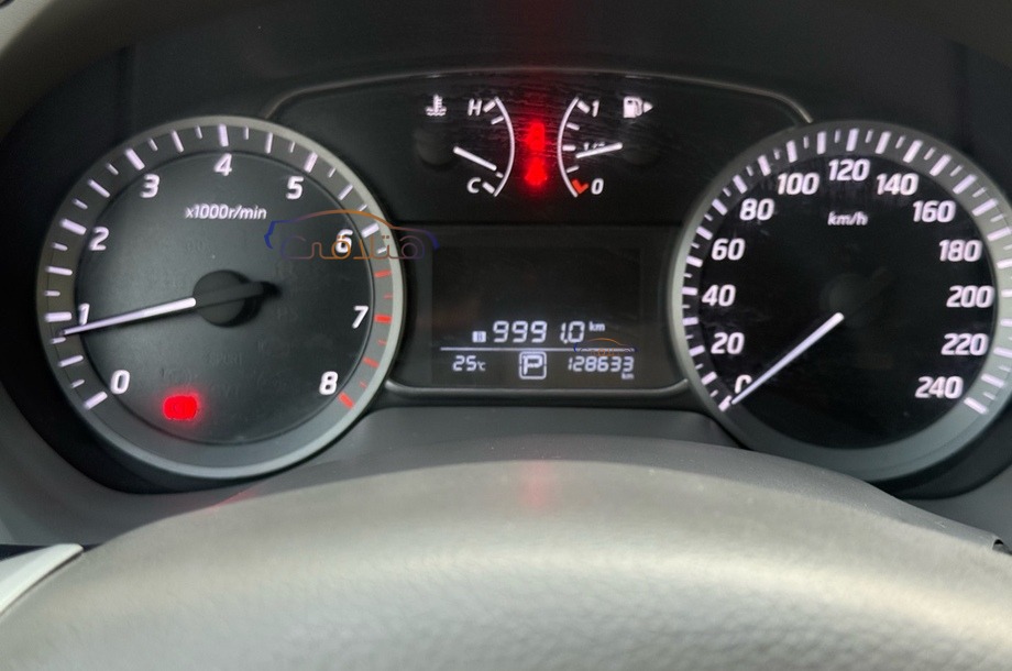 Sentra Nissan فضي