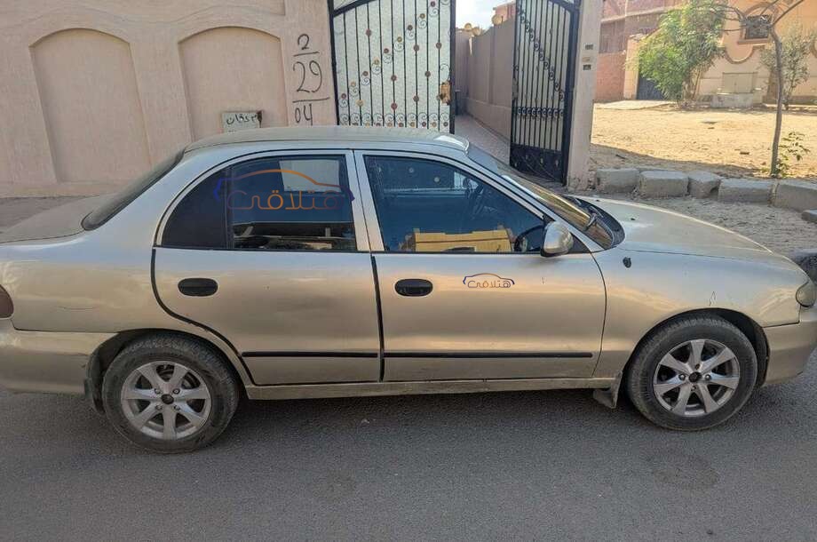 Accent Hyundai ذهبي