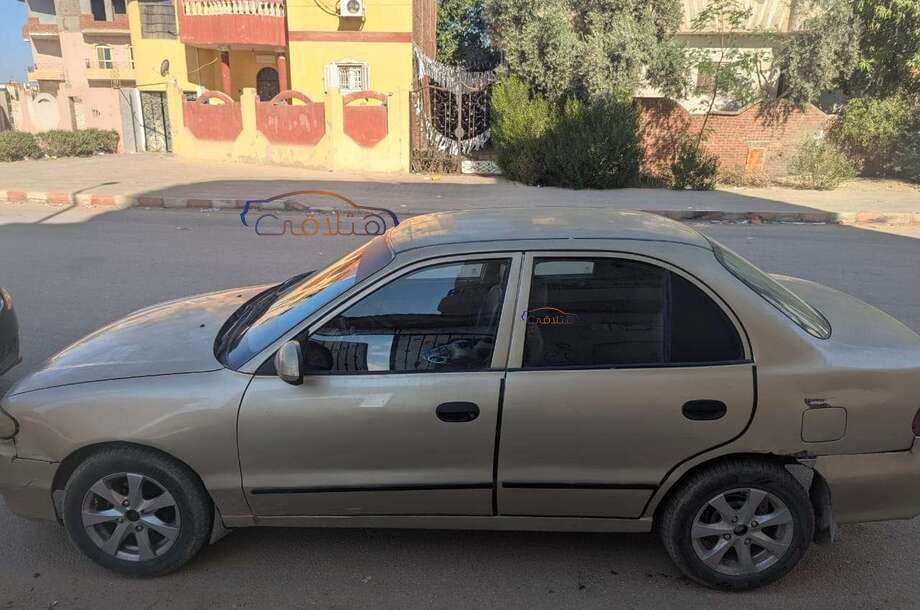 Accent Hyundai ذهبي