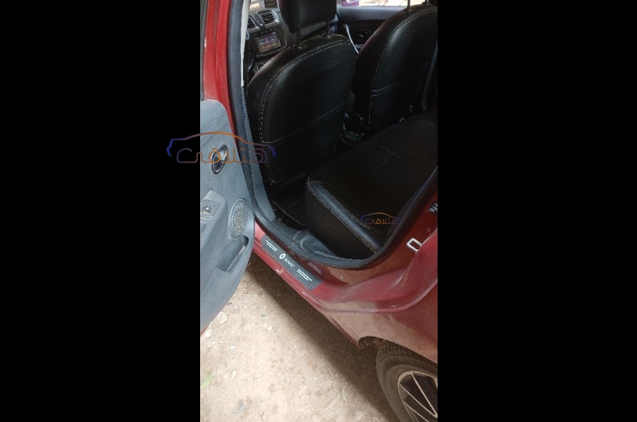 Logan Renault احمر غامق