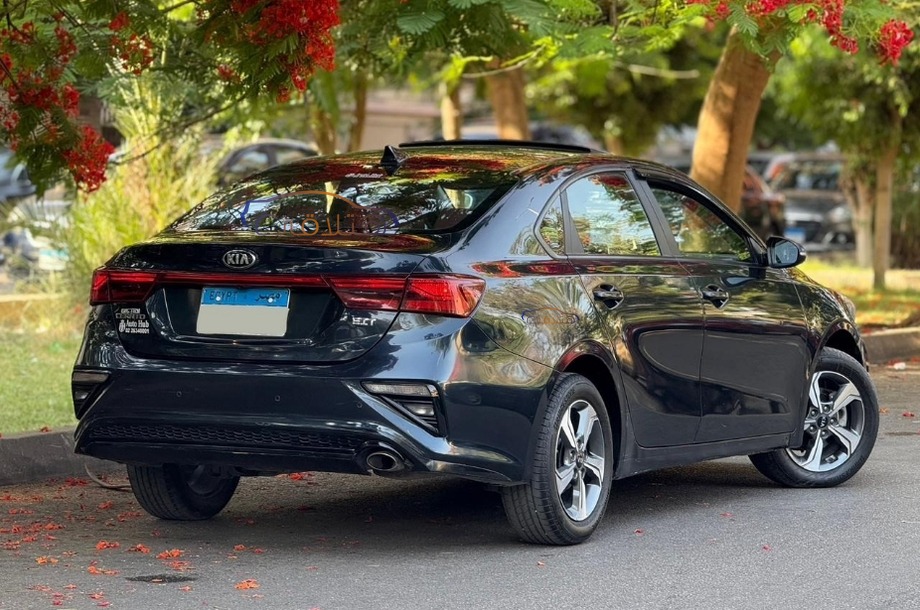 Grand Cerato Kia الأزرق الداكن