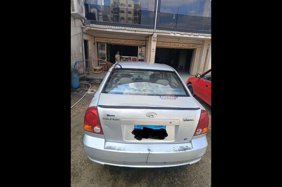 Verna Hyundai فضي