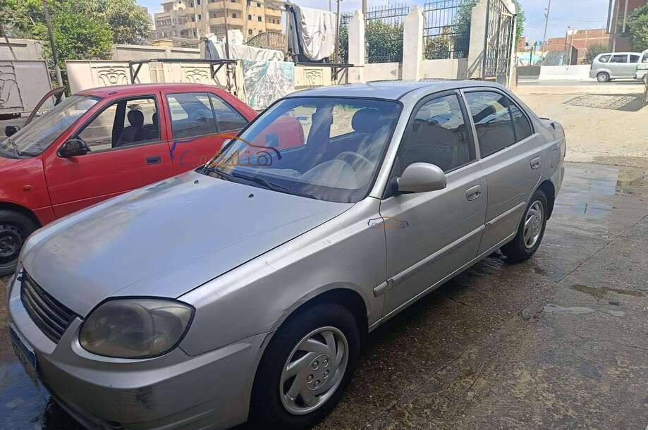 Verna Hyundai فضي