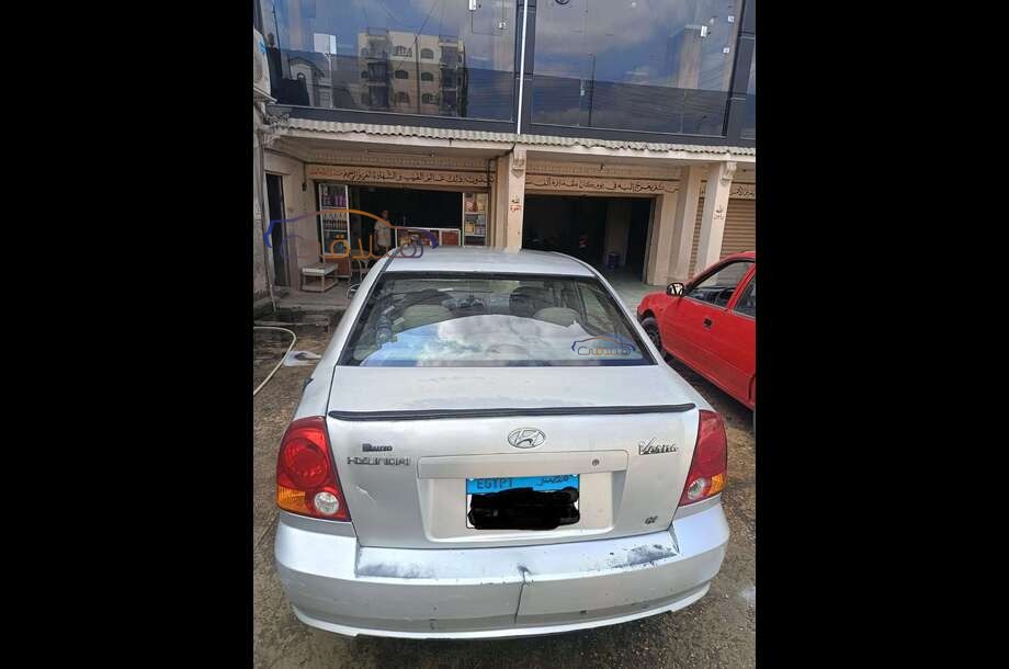 Verna Hyundai فضي