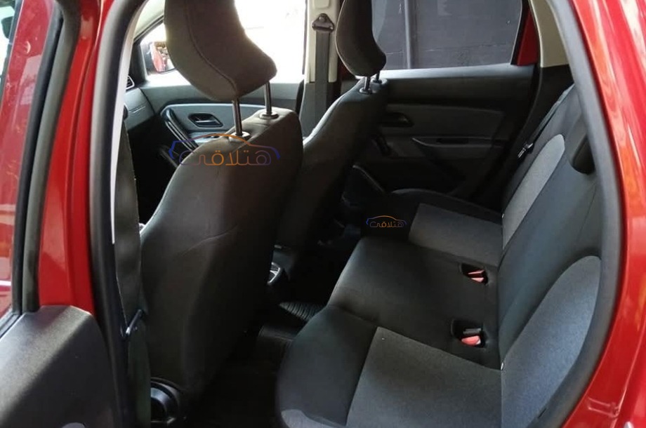 Duster Renault احمر