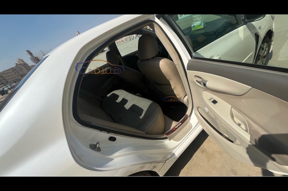 Corolla Toyota أبيض