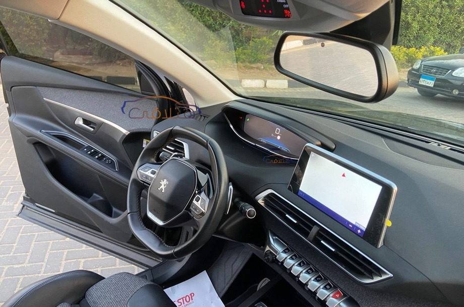 5008 Peugeot أسود