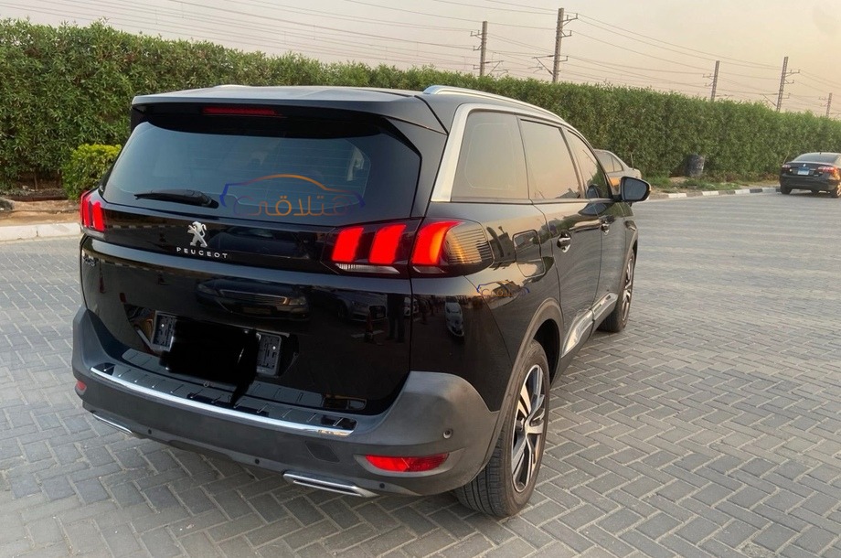 5008 Peugeot أسود
