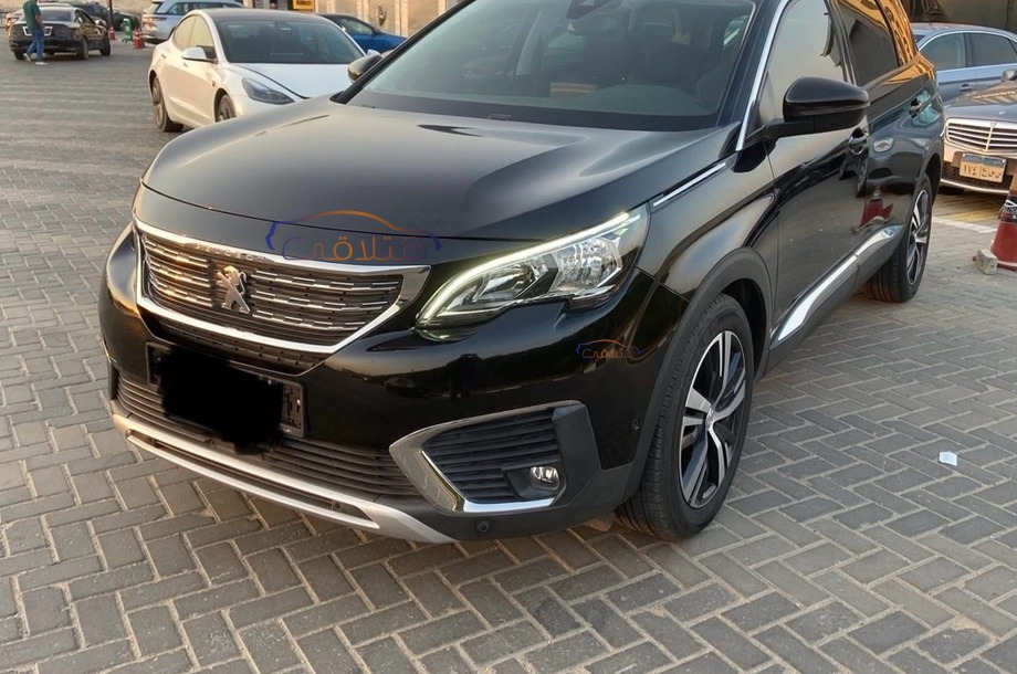 5008 Peugeot أسود