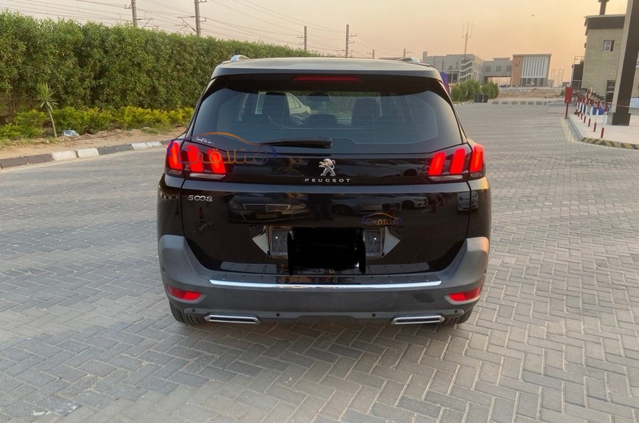 5008 Peugeot أسود