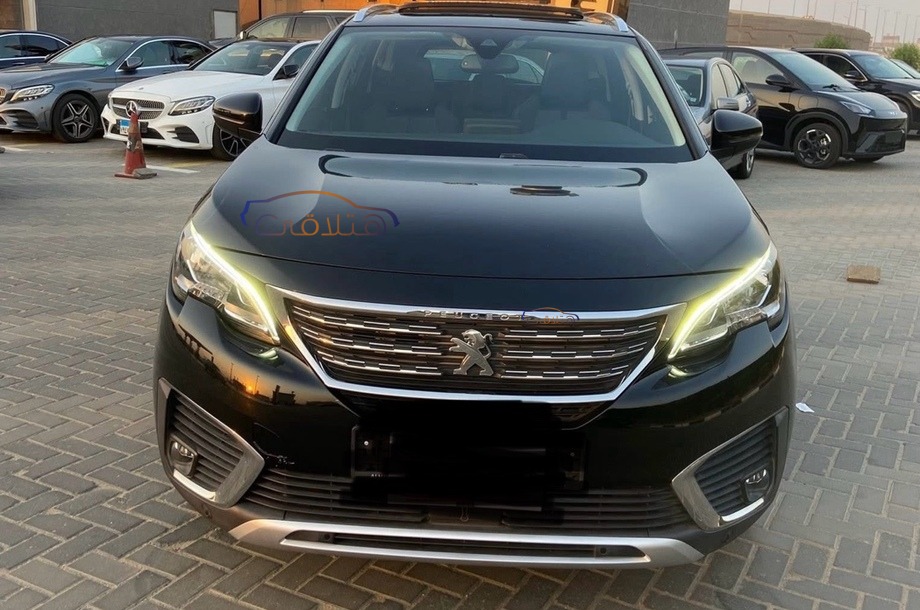 5008 Peugeot أسود