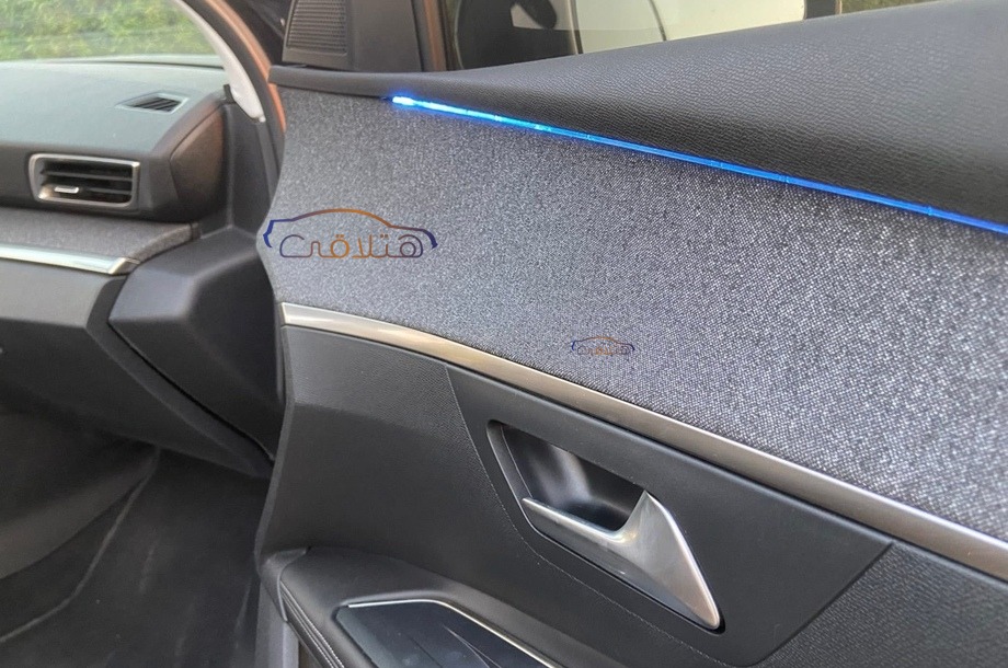 5008 Peugeot أسود