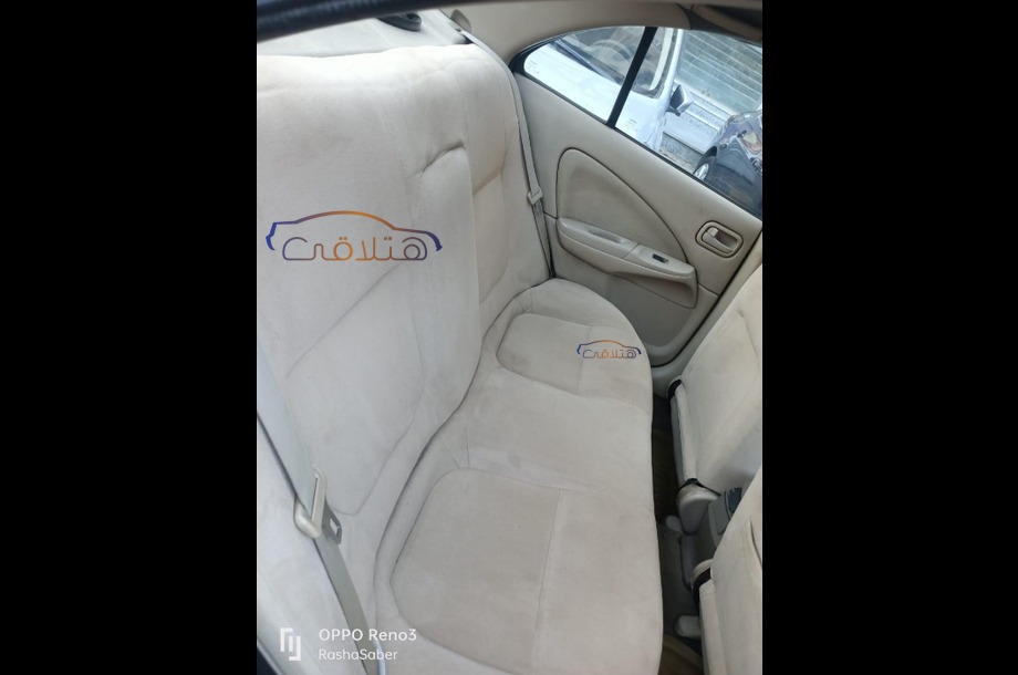 Sunny Nissan ذهبي