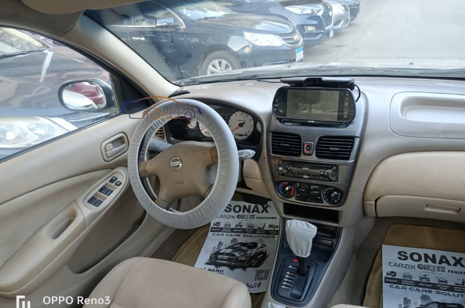 Sunny Nissan ذهبي