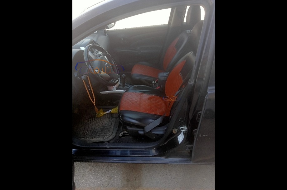 Sunny Nissan أسود