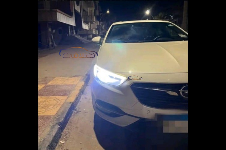 Insignia Opel أبيض
