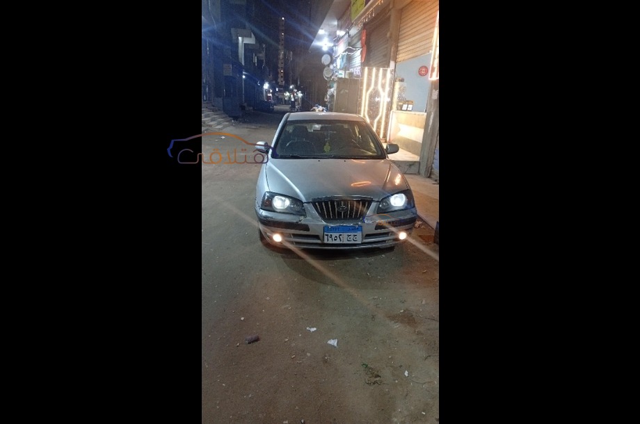 Elantra Hyundai فضي