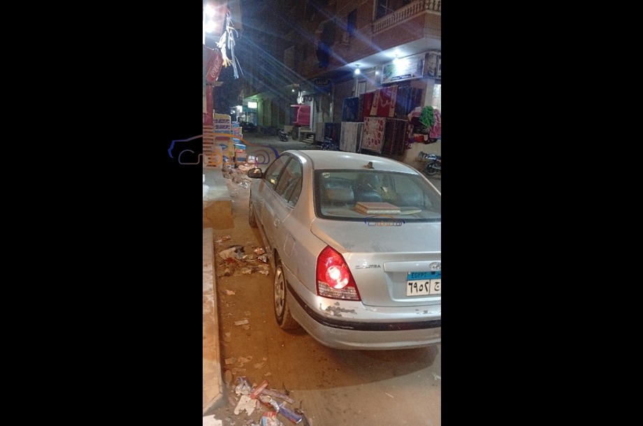 Elantra Hyundai فضي