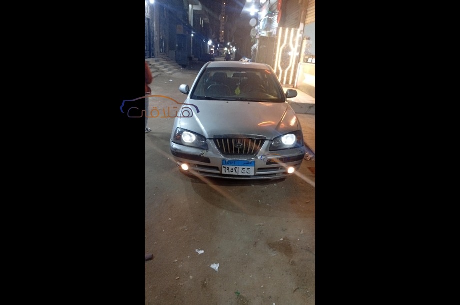 Elantra Hyundai فضي