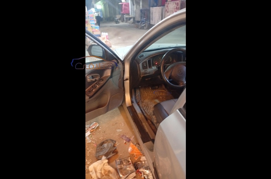 Elantra Hyundai فضي