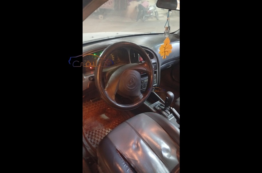 Elantra Hyundai فضي