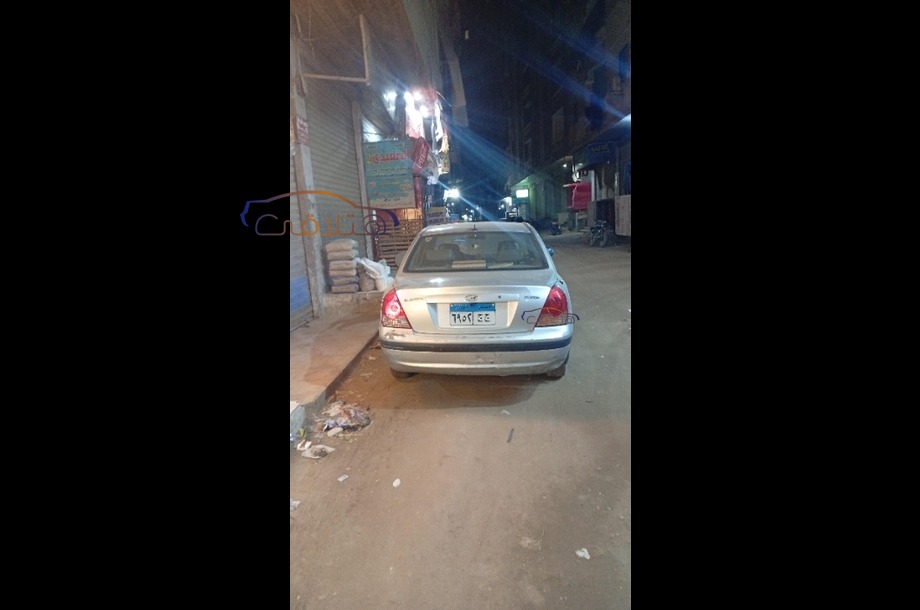 Elantra Hyundai فضي