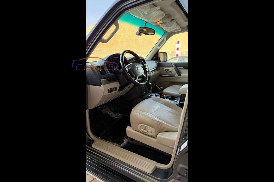 Pajero Mitsubishi فضي