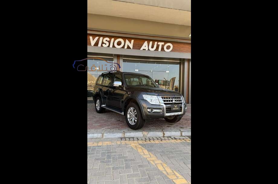 Pajero Mitsubishi فضي