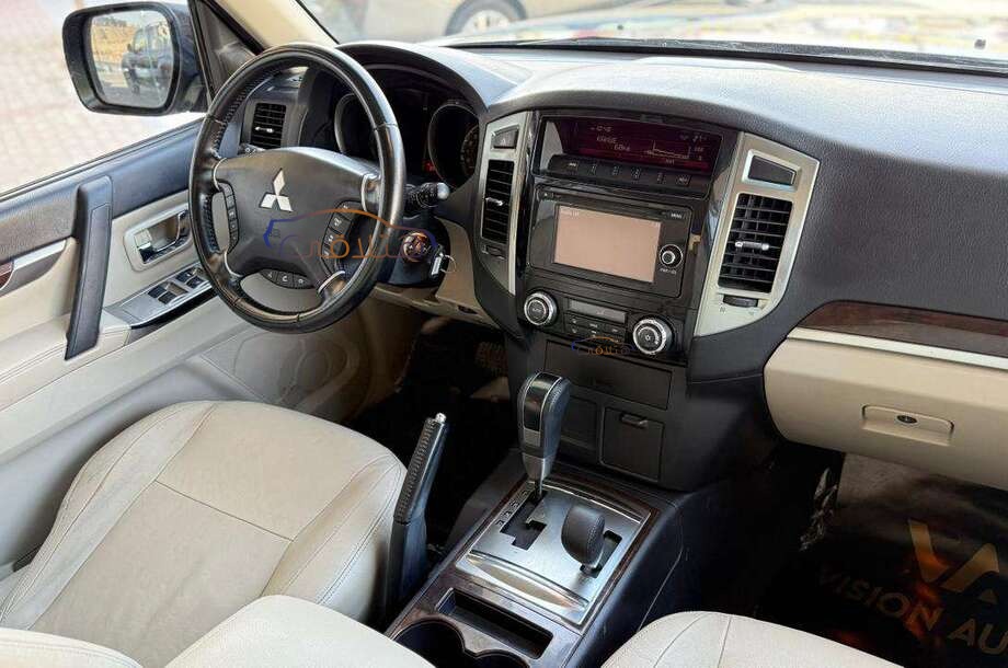 Pajero Mitsubishi فضي
