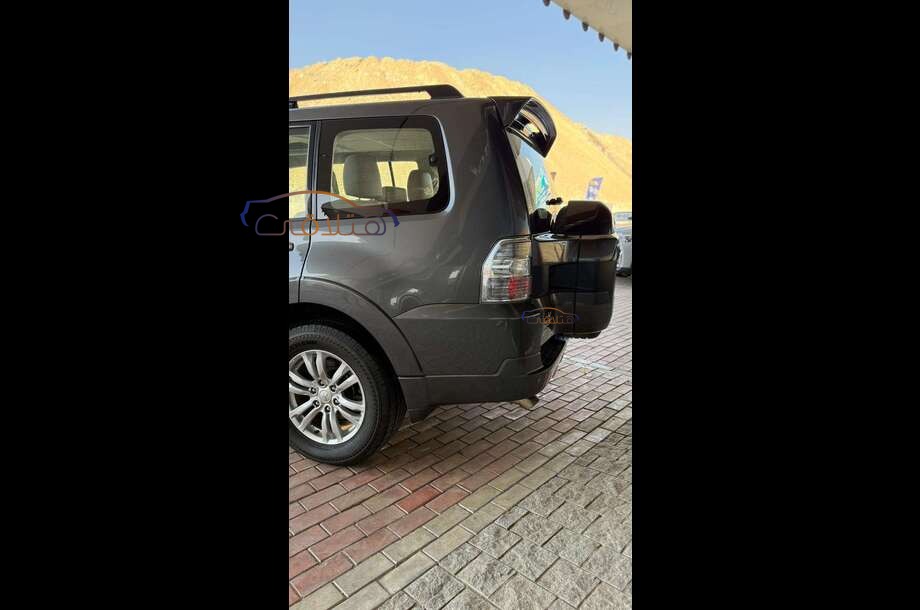 Pajero Mitsubishi فضي