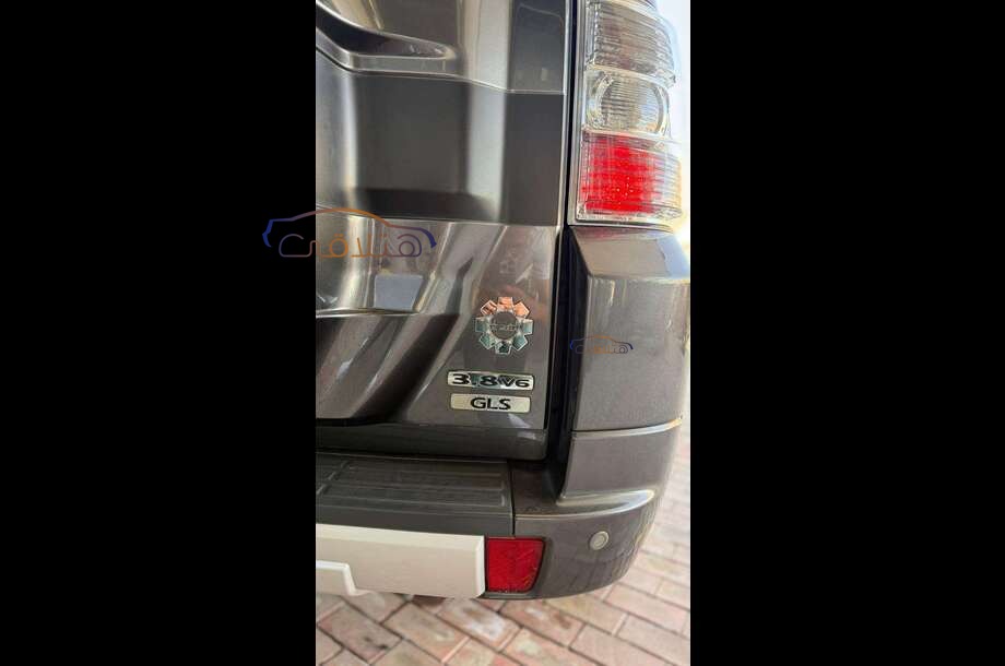 Pajero Mitsubishi فضي