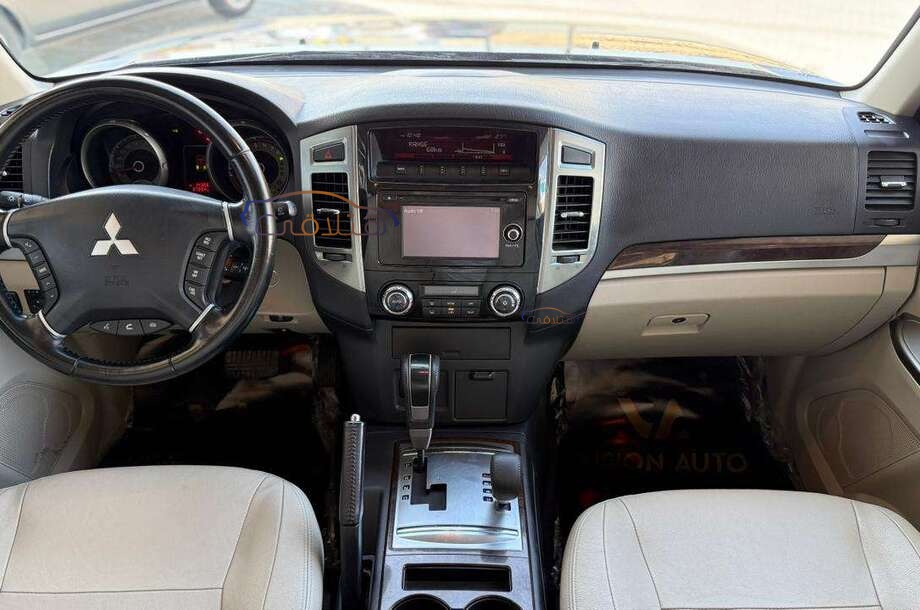 Pajero Mitsubishi فضي