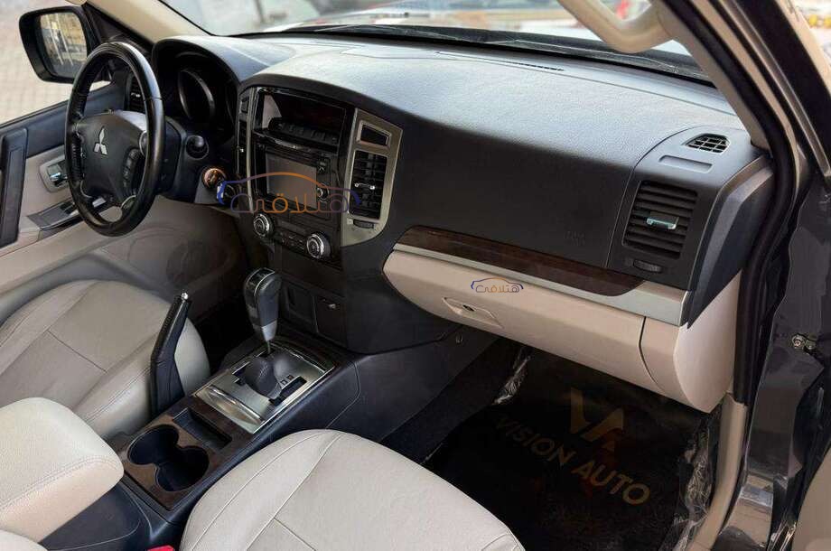 Pajero Mitsubishi فضي