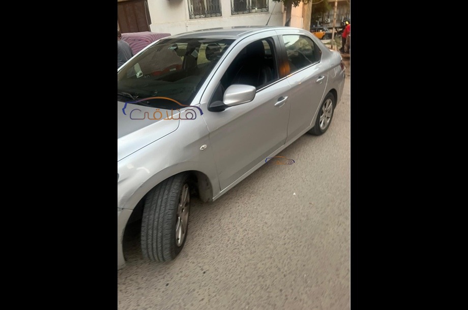 301 Peugeot فضي