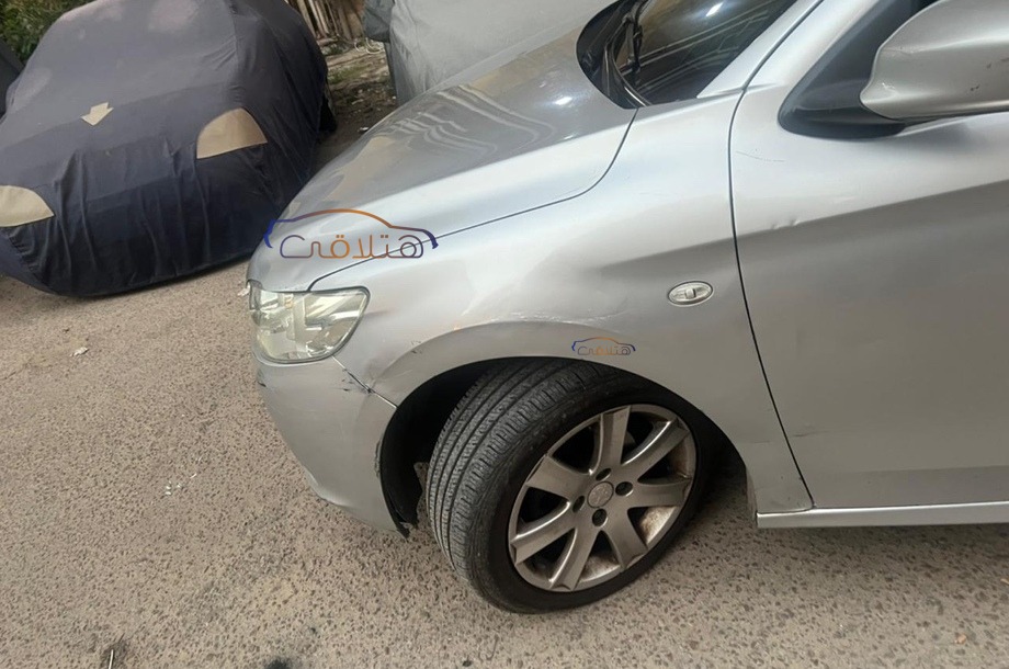 301 Peugeot فضي