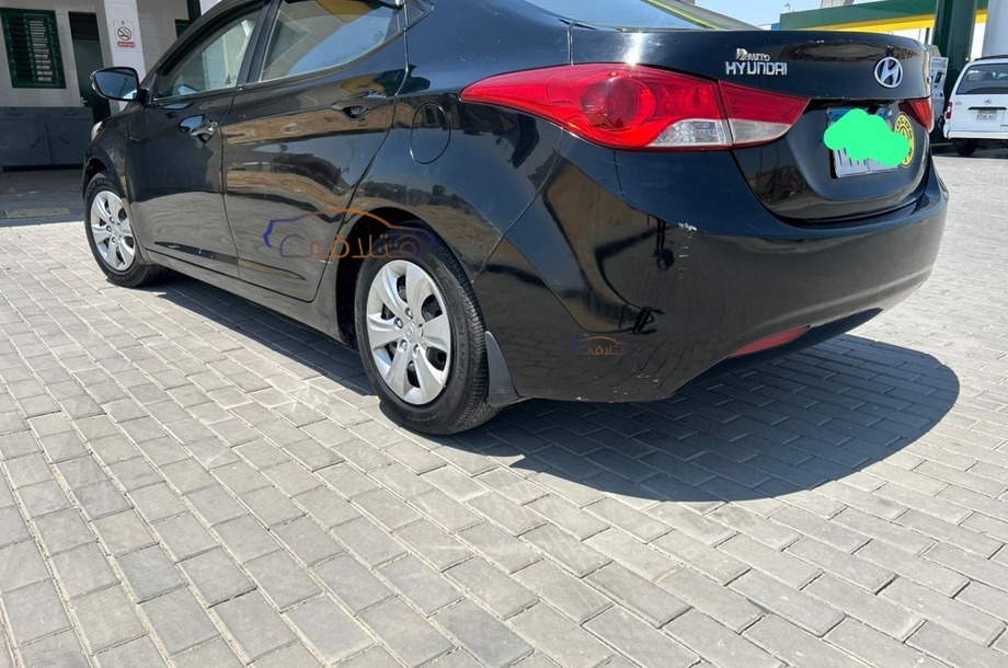 Elantra MD Hyundai أسود