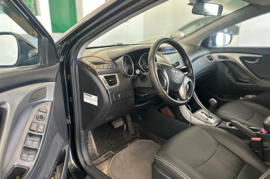 Elantra MD Hyundai أسود