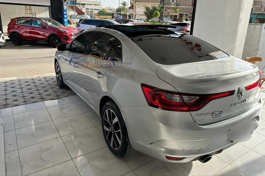 Megane Renault فضي