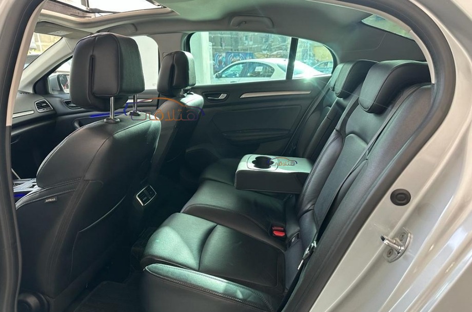 Megane Renault فضي