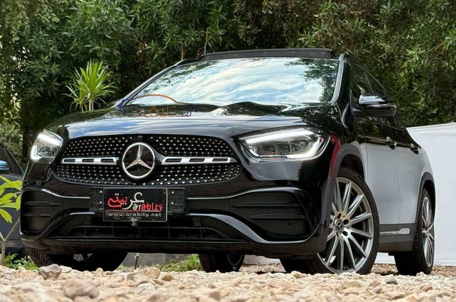 GLA 200 Mercedes أسود