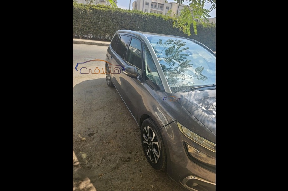 C4 Grand Picasso Citroën رمادي