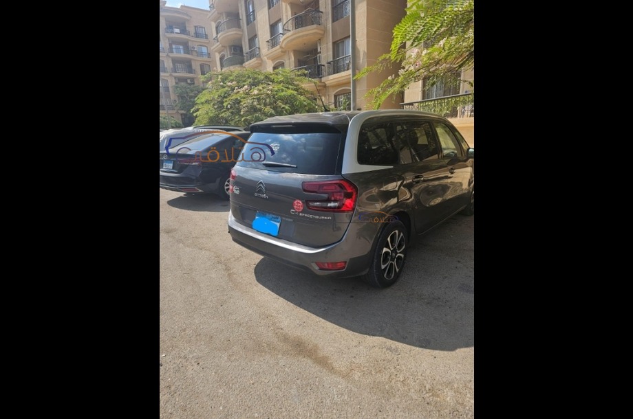 C4 Grand Picasso Citroën رمادي