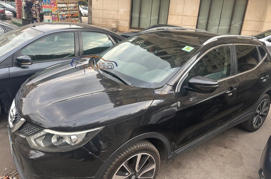 Qashqai Nissan أسود